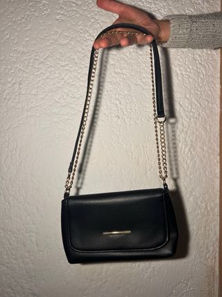 Bolso negro con cadena dorada