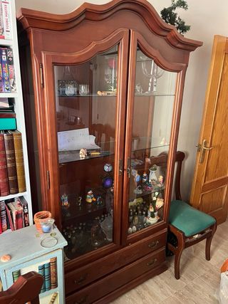 Mesa y 6 sillas salon con vitrina armario a juego