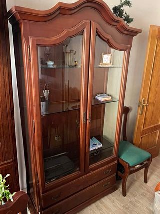 Mesa y 6 sillas salon con vitrina armario a juego