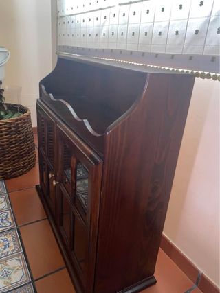 Alacena de madera con puertas de cristal