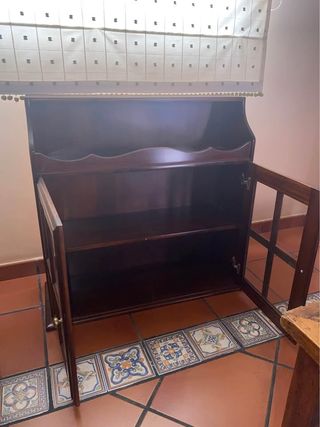 Alacena de madera con puertas de cristal