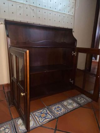 Alacena de madera con puertas de cristal