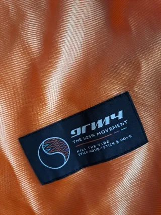 Camiseta Grimey Negra y Naranja