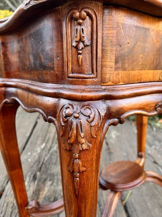 Mesita de noche clásica de madera maciza con cajón