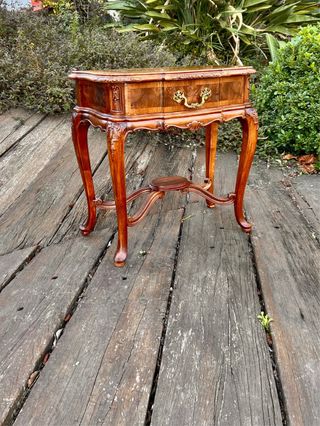 Mesita de noche clásica de madera maciza con cajón