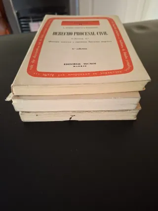 Manuales universitarios españoles de derecho.
