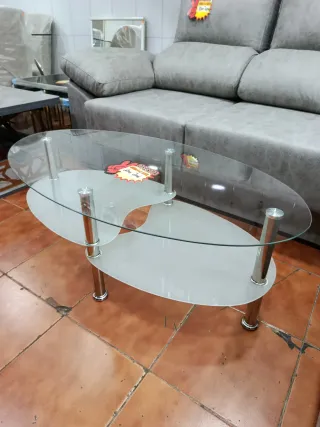 Mesa de centro ovalada de cristal y metal