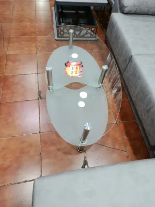 Mesa de centro ovalada de cristal y metal