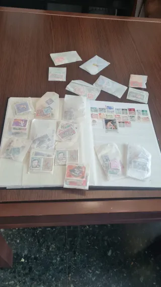 Colección Sellos del Mundo mas de 2000 Sellos.