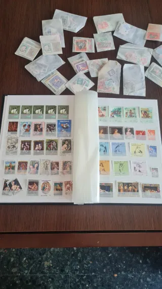 Colección Sellos del Mundo mas de 2000 Sellos.