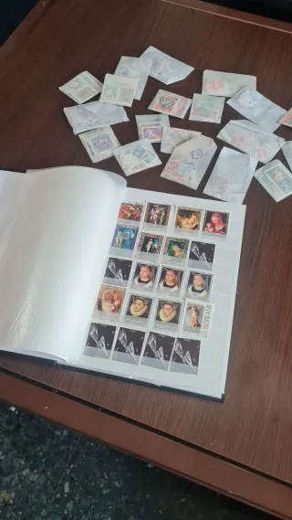 Colección Sellos del Mundo mas de 2000 Sellos.