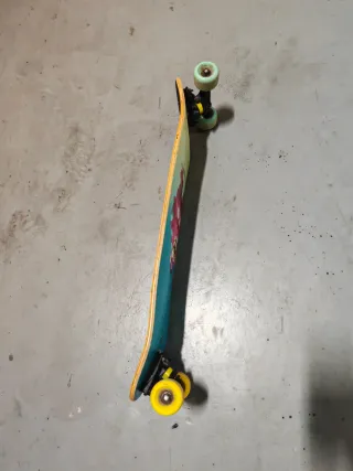 Monopatín con diseño de monstruo