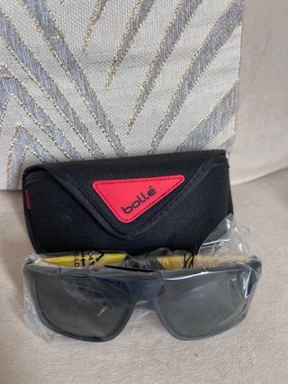 Gafas de sol Bolle negras y patillas amarillas