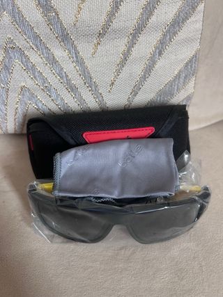 Gafas de sol Bolle negras y patillas amarillas