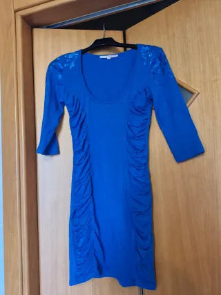 Vestito blu con ruches e paillettes