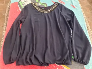 Blusa T M/L con pedrería.  Medidas en descripción