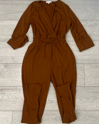 Mono cómodo marrón