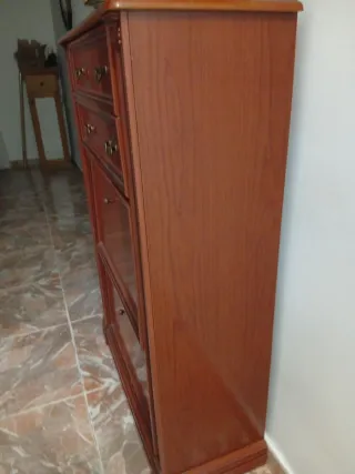 Zapatero de madera marrón