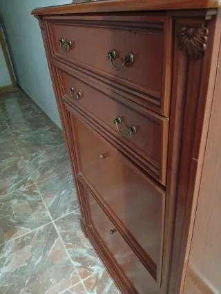 Zapatero de madera marrón