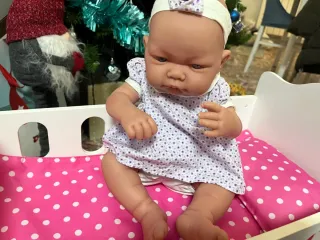 Cuna de muñecas blanca con accesorios