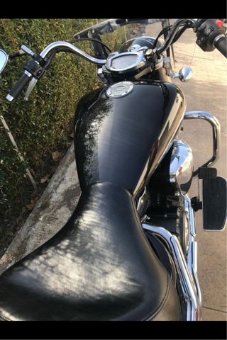 Moto custom negra con alforjas Yamaha