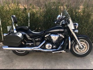 Moto custom negra con alforjas Yamaha