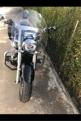 Moto custom negra con alforjas Yamaha