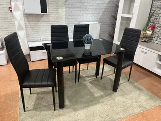 Mesa cristal y 4 sillas comedor