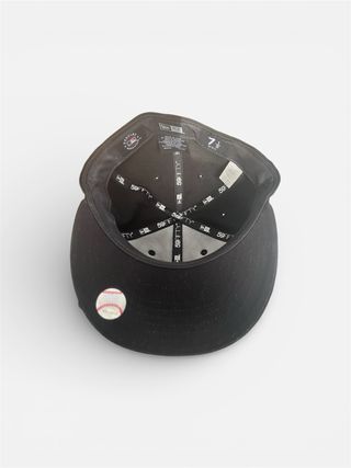 Gorra NY New Era Negra Talla 7 1/8 = (56 cm).