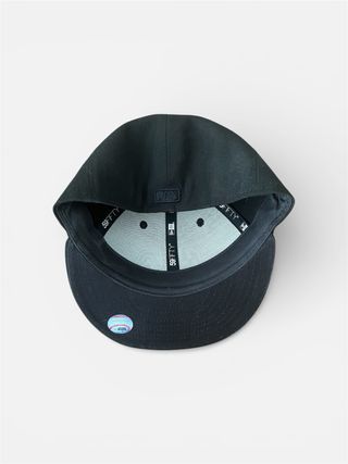 Gorra NY New Era Negra Talla 7 1/8 = (56 cm).