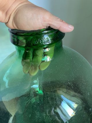 Dama Juana , vasija verde cristal soplado. Viresa.