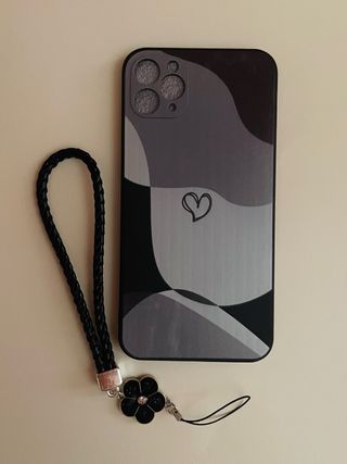 Cover iPhone 11 Pro Max colorata con laccetto