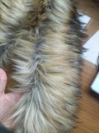 Cuello de pelo sintético beige y marrón