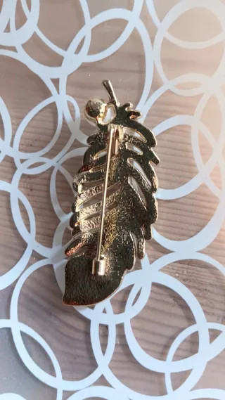 Spilla elegante a forma di piuma con perla