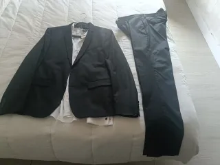 Traje negro y camisa blanca