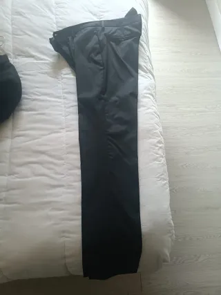 Traje negro y camisa blanca