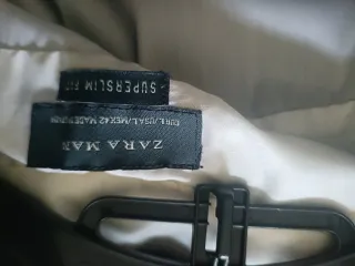 Traje negro y camisa blanca