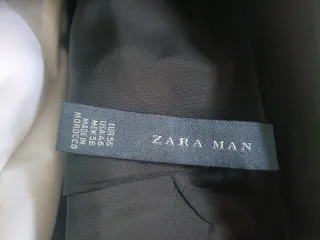 Traje negro y camisa blanca