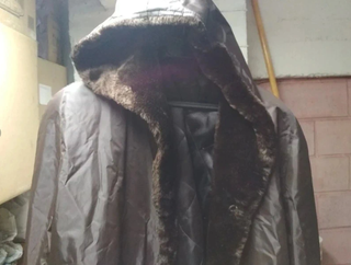 Abrigo marrón forrado de pelo