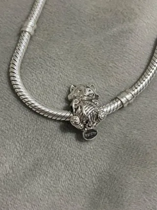 Charm gato con ovillo