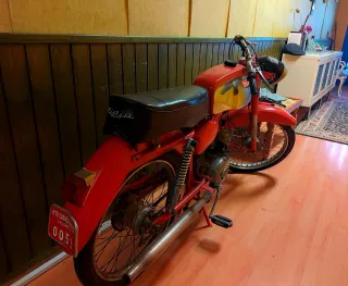 Moto Clásica Roja Rieju li minarelli 49 Año 1972
