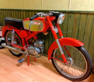 Moto Clásica Roja Rieju li minarelli 49 Año 1972