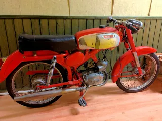 Moto Clásica Roja Rieju li minarelli 49 Año 1972