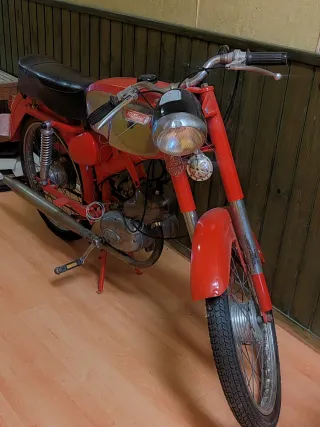 Moto Clásica Roja Rieju li minarelli 49 Año 1972