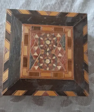 Scatolina porta gioie in legno intarsiato