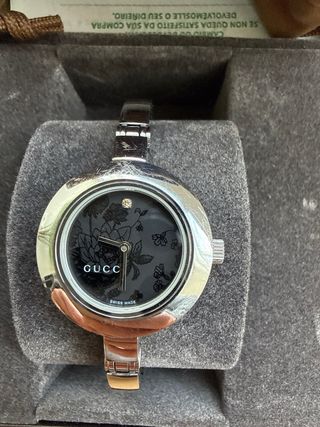 Reloj Gucci Mujer Esfera Negra y Detalles Florales