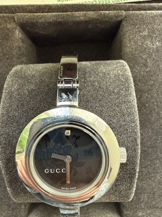 Reloj Gucci Mujer Esfera Negra y Detalles Florales