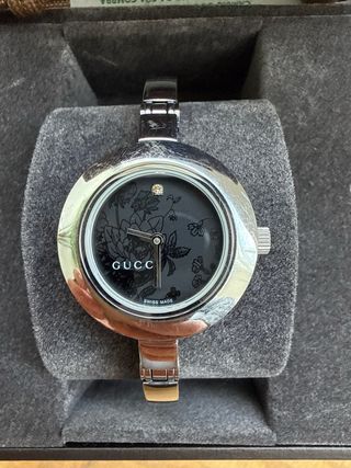 Reloj Gucci Mujer Esfera Negra y Detalles Florales