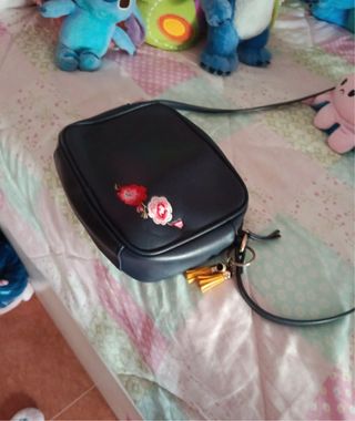 Bolso azul con flores bordadas