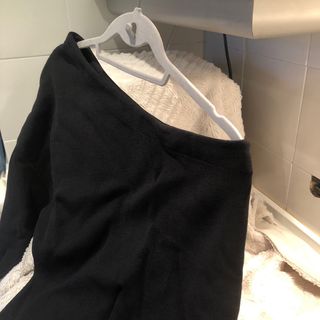 Jersey Negro Hombro Descubierto